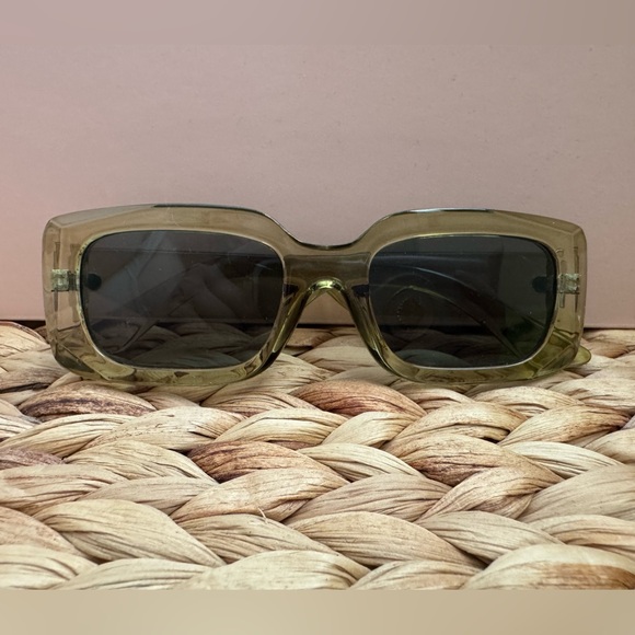 Stylish Green Sunglasses - Picture 1 of 8
